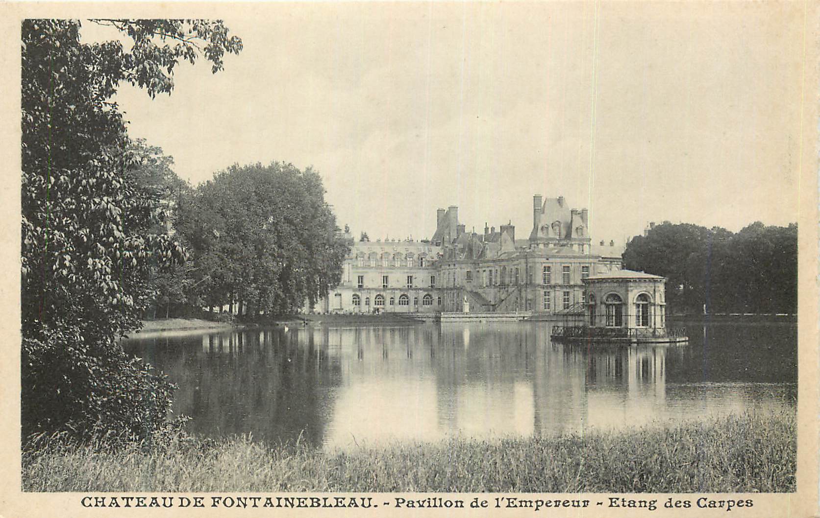 Château de Fontainebleau — Pavillon de l'Empereur — Etang des Carpes
